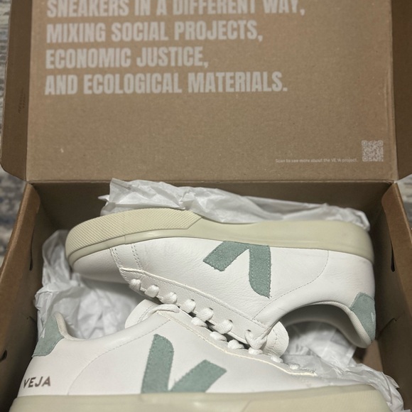 New! Veja White/Matcha Sneakers - Picture 6 of 7